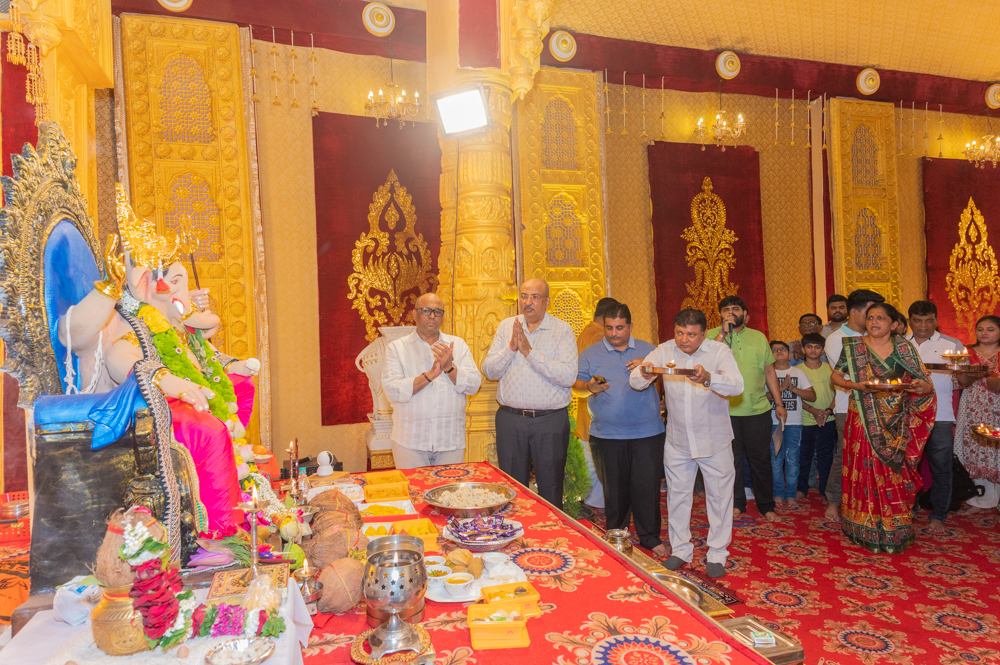 Donate Life and Surat City Ganesh Utsav Samiti invited the family of organ donor late Kalpeshbhai Pandya as guests and honored him by performing aarti to Shri ji.